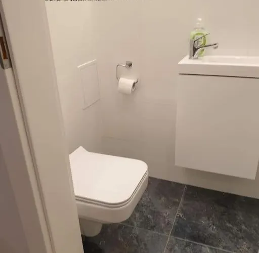 Duplex 250 M From Market Square *